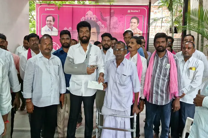 బాధితులకు ఎమ్మెల్యే అనిల్ జాదవ్ చెక్కుల పంపిణీ