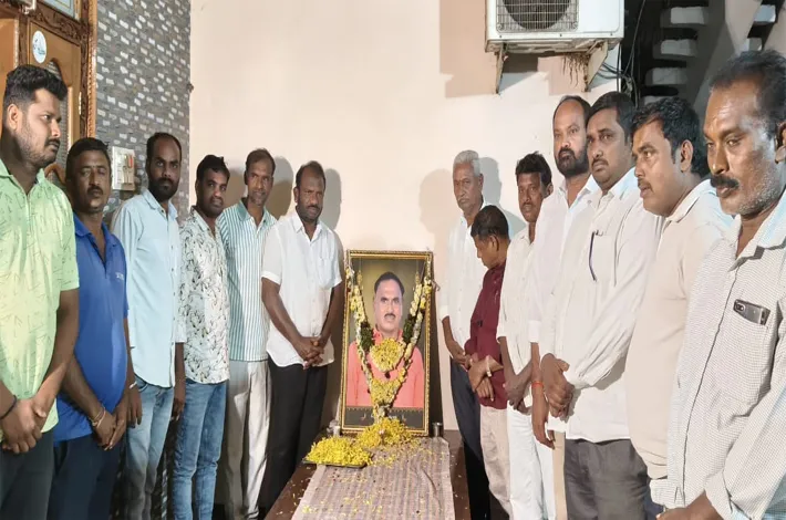 మార్కెట్ కమిటీ చైర్మన్ వైనాల రాజును పరామర్శించిన రామగుండం మేయర్