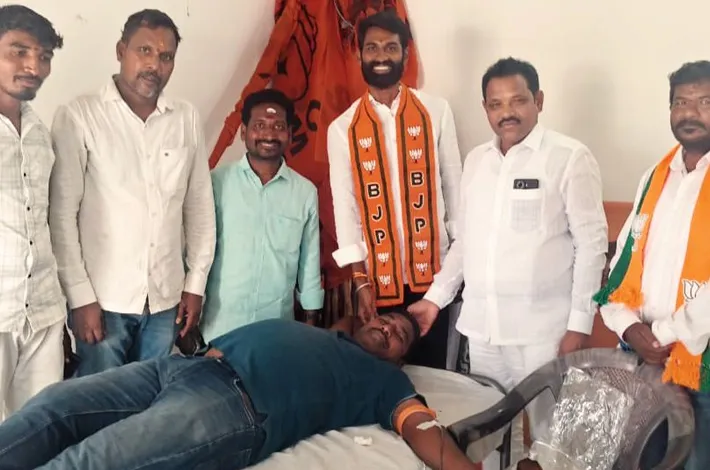 రక్తదాన శిబిరంలో గణపురం బీజేపీ నాయకులు