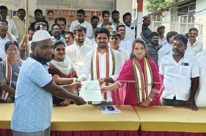 పేదల వైద్యానికి భరోసా.. రూ.53 లక్షల సీఎంఆర్ఎఫ్ చెక్కుల పంపిణీ
