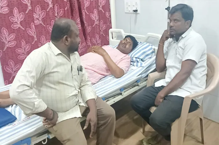 గాయపడిన జర్నలిస్టు కుమారస్వామికి పరామర్శ