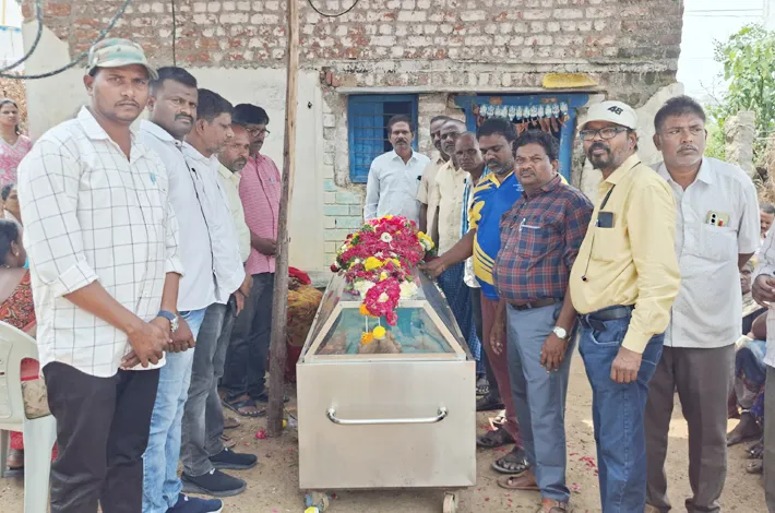 జర్నలిస్టు శ్రీనివాస్ కుటుంబాన్ని ప్రభుత్వం ఆదుకోవాలి 