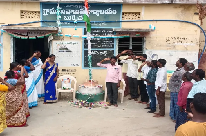 జాతీయ పతాకాన్ని ఆవిష్కరించిన సర్పంచ్ కవిత రవి