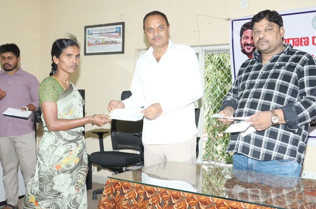 కల్యాణ లక్ష్మి, షాదీ ముబారక్ లబ్ధిదారులకు చెక్కుల పంపిణీ