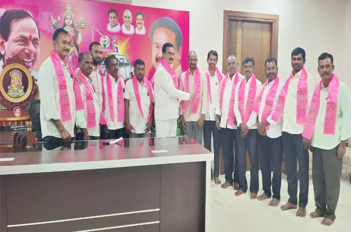 బీఆర్‌ఎస్‌లో చేరిన కాంగ్రెస్‌, బీజేపీ నాయకులు