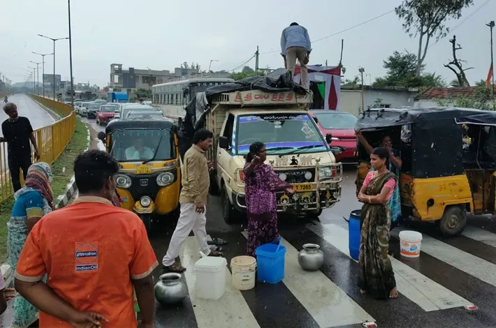 తాగునీటి కోసం రోడెక్కిన మహిళలు 