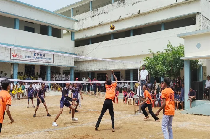 ఉల్లాసంగా సాగిన వాలీబాల్ పోటీలు 