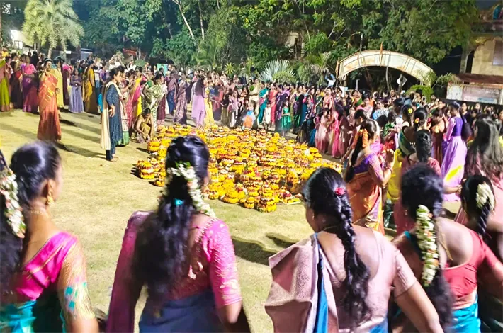 వాడవాడలా ఎంగిలిపూల బతుకమ్మ సంబరాలు
