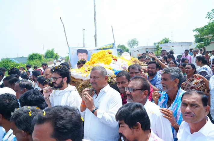 ఈఈ నాగేశ్వర్ రావు పాడే మోసిన ఎంఎల్ఏ, ఎమ్మెల్సీ...