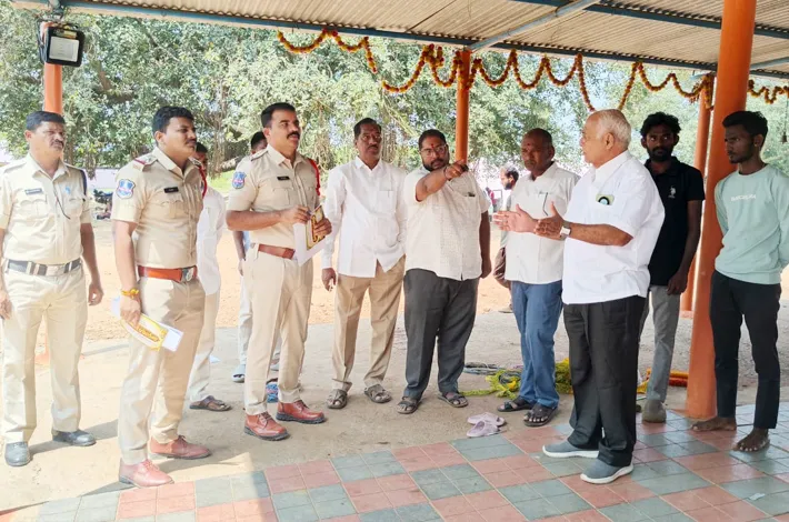 కోటమైసమ్మ జాతర ప్రాంతాన్నిపరిశీలించిన సీఐ