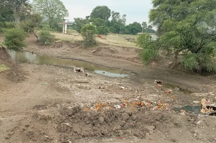 వాగు ఎండింది నీటి కరువు తప్పేట్టు లేదు