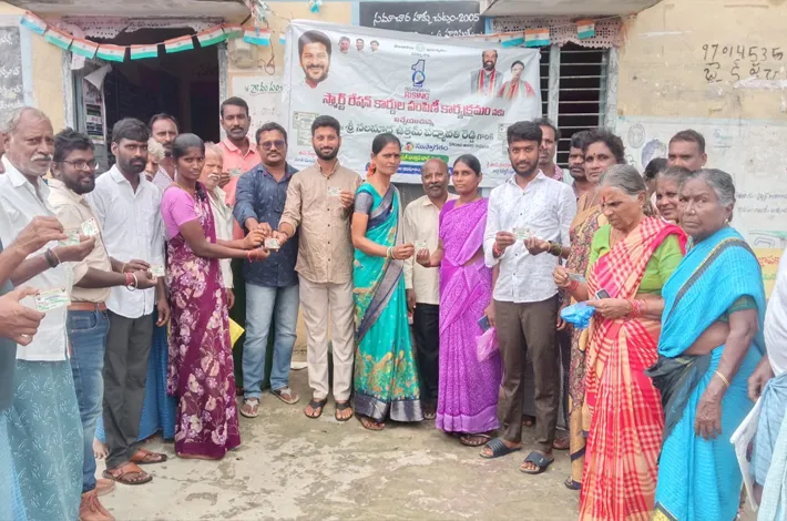 స్మార్ట్ రేషన్ కార్డుల పంపిణీ