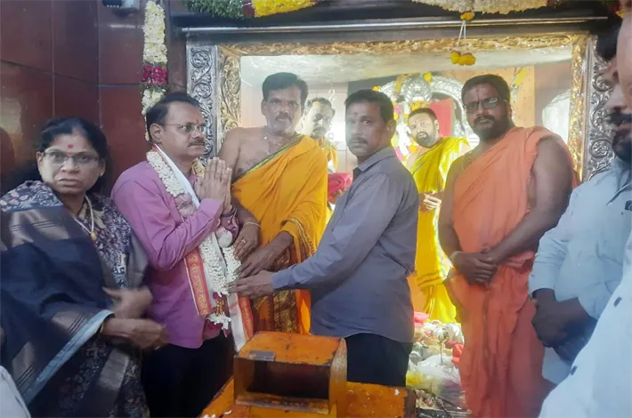 వనదుర్గమ్మను దర్శించుకున్న టీజీపీఎస్సీ చైర్మన్