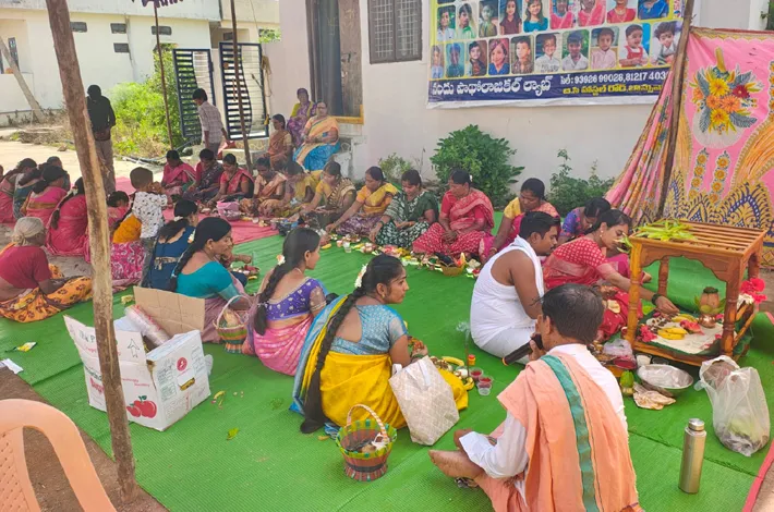 గణనాథుడి మండపంలో ఘనంగా కుంకుమార్చన