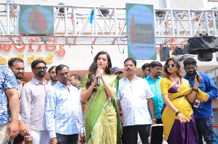 నిర్మల్ లో సందడి చేసిన సినీనటి భాగ్యశ్రీ 