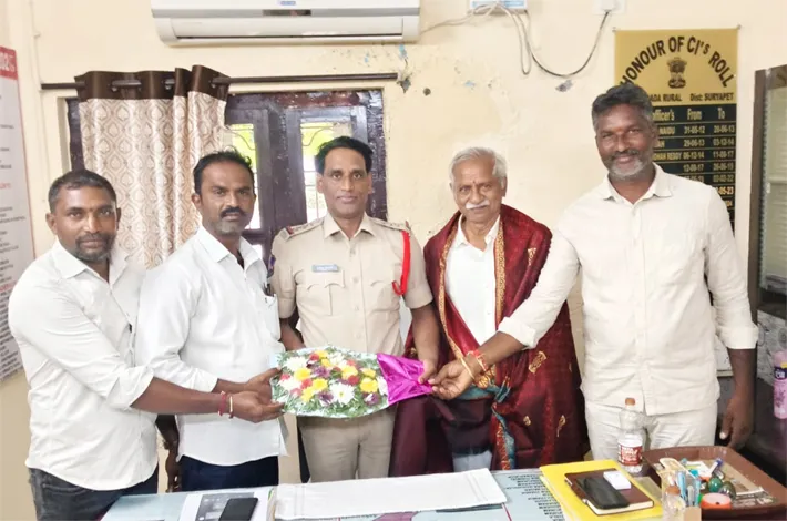 రూరల్ సీఐని కలిసిన యర్రవరం గ్రామ నాయకులు