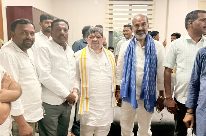 మంత్రులను మర్యాదపూర్వకంగా కలిసిన సర్పంచులు