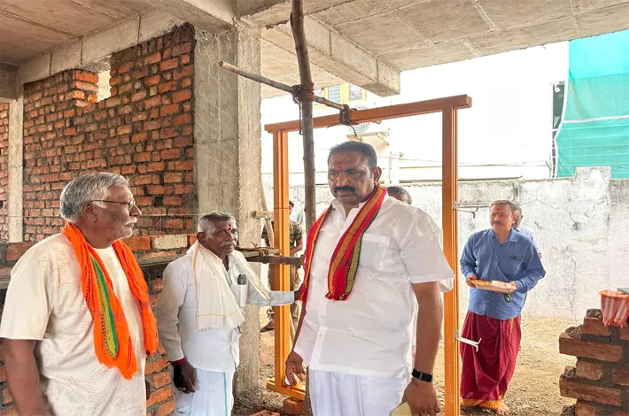 వేగంగా కమ్యూనిటీ హాల్ పనులు 