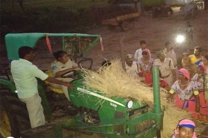 ట్రాక్టర్ల స్వాధీనానికి వెళ్లిన అటవీ అధికారులు