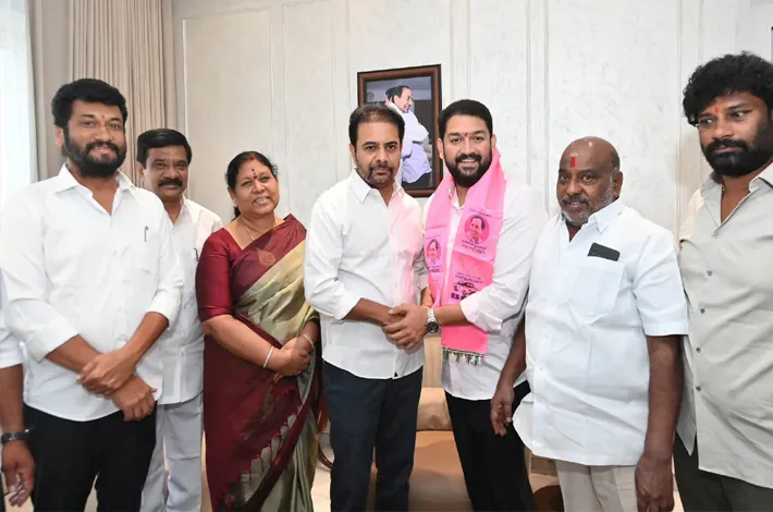 హస్తం వదిలి.. కారు ఎక్కిన భార్గవ్‌!