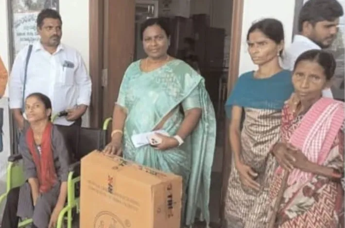 మానవత్వం చాటుకున్న సంక్షేమ అధికారి