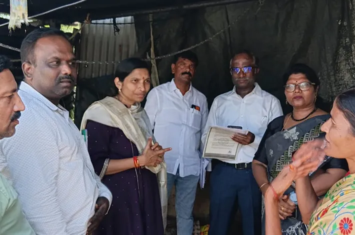 లబ్ధిదారుల ఇంటికి వెళ్లి కొత్త పెన్షన్ల పరిశీలన 