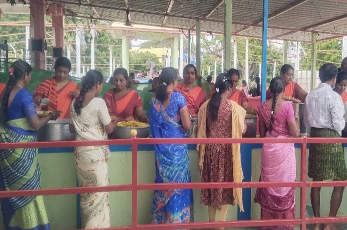 వెంకటేశ్వరస్వామి ఆలయంలో ఘనంగా అన్నప్రసాద వితరణ