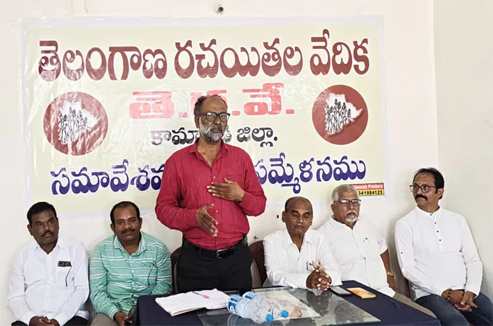 కవులు ప్రజల పక్షం నిలిచి రచనలు చేయాలి