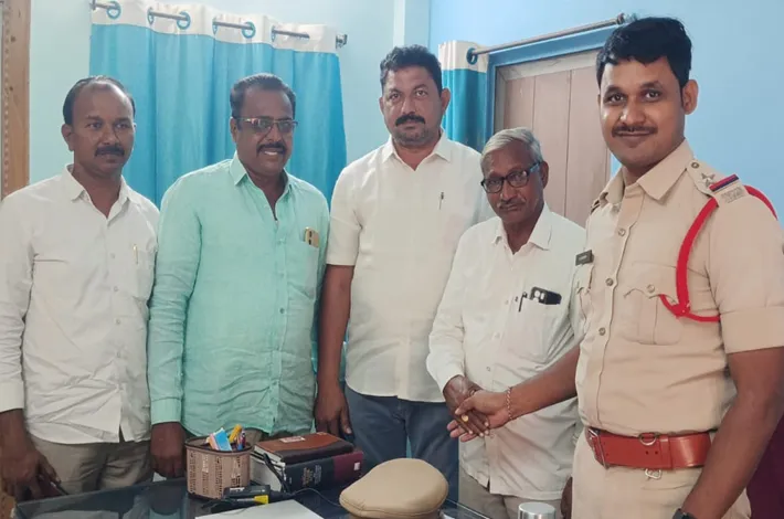 ఎస్సై ను మర్యాదపూర్వకంగా కలిసిన సిపిఎం బృందం