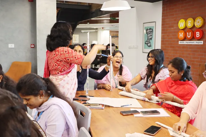 వీ హబ్ ను సందర్శించిన గీతం విద్యార్థినులు