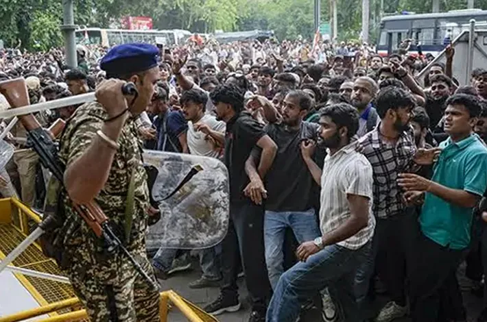 ముంబైలో కాక్రోజ్ ఫైట్