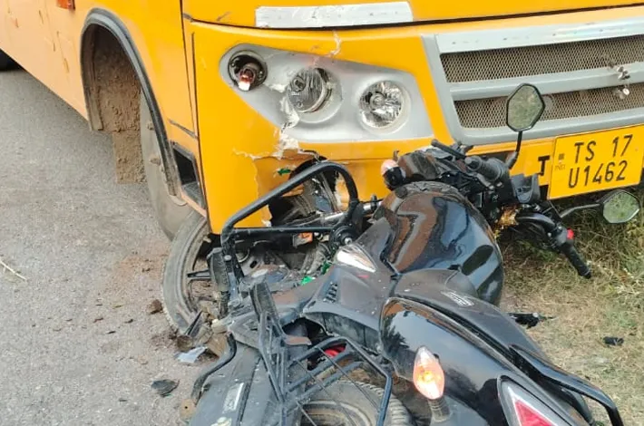 రోడ్డు ప్రమాదంలో యువకుడికి తీవ్ర గాయాలు