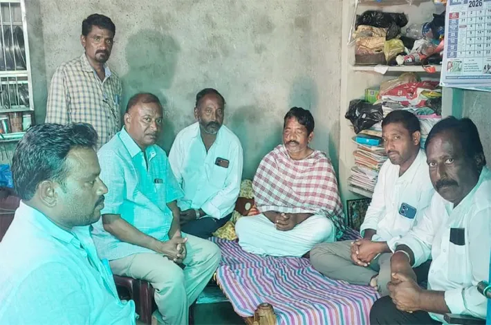 మార్కెట్ కమిటీ డైరెక్టర్‌ను పరామర్శించిన చైర్మన్