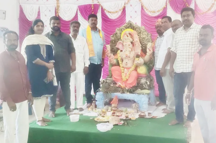 ఇరిగేషన్ శాఖ కార్యాలయంలో గణనాథుడికి ప్రత్యేక పూజలు..