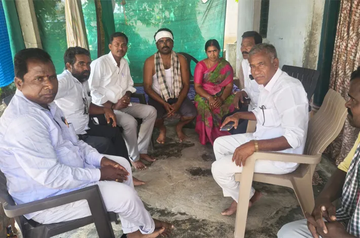 సర్పంచ్‌ను పరామర్శించిన సింగరేణి మండల సర్పంచులు