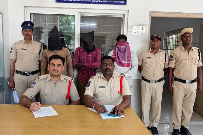 అడవి పందుల వేటకు నాటు బాంబులు.. ముగ్గురి అరెస్ట్