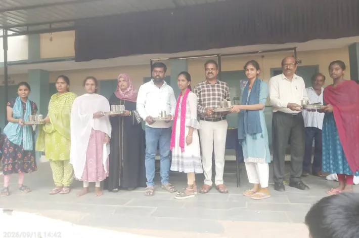 మోడల్‌ స్కూల్‌ విద్యార్థులకు కొత్త యూనిఫాంలు