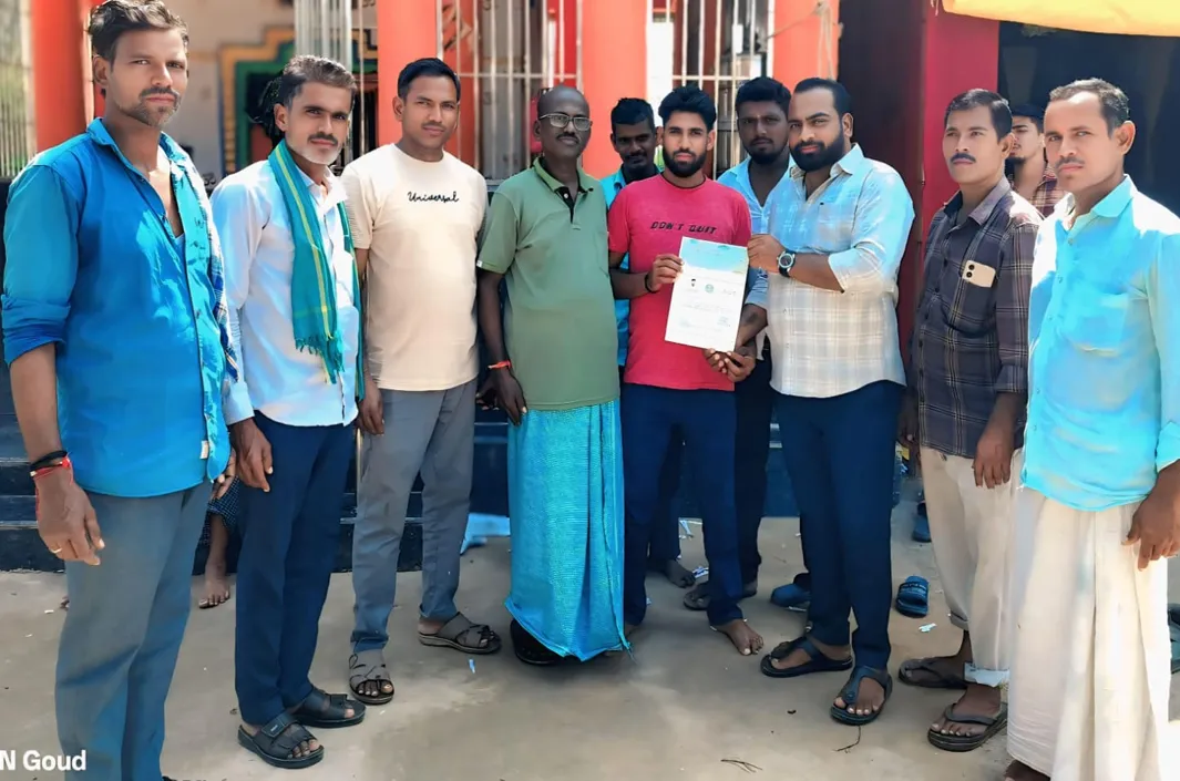 సీఎంఆర్‌ఎఫ్ చెక్కుల పంపిణీ