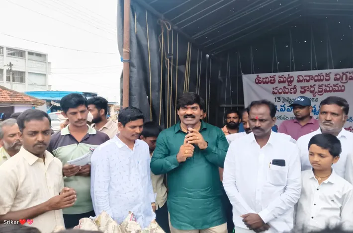 పెద్దమల్లారెడ్డిలో ఉచిత మట్టి గణపతుల పంపిణీ