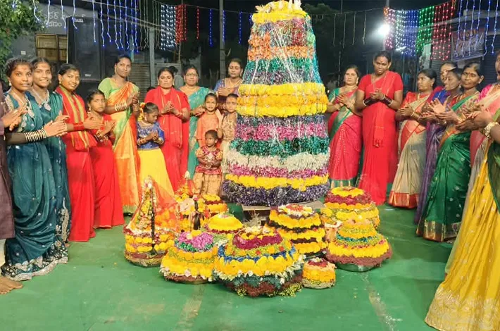 13వ వార్డులో ఘనంగా బతుకమ్మ సంబరాలు