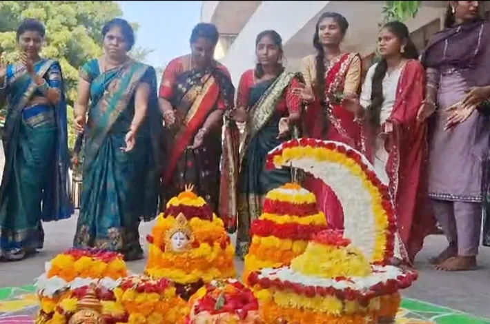 సుల్తానాబాద్ శ్రీవాణి కళాశాలలో బతుకమ్మ సంబరాలు
