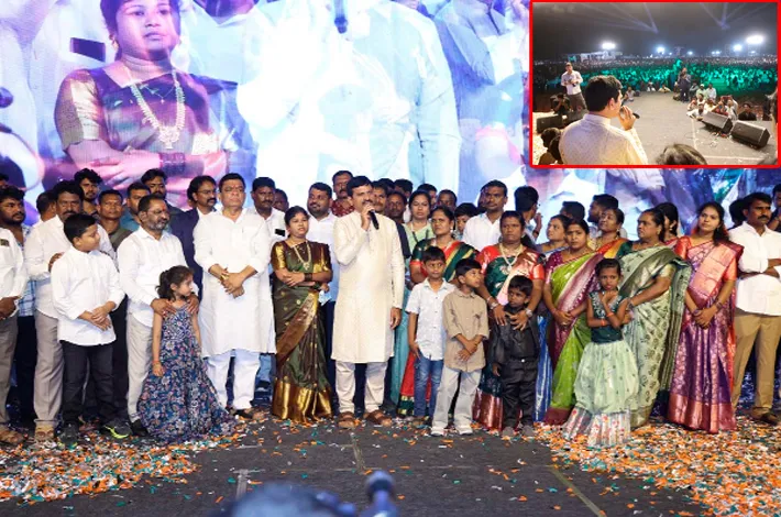 జనసందోహం నడుమ దసరా వైభవం