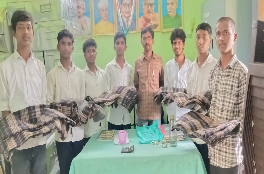 విద్యార్థులకు దుప్పట్లు, కార్పెట్లు, ట్రంక్ బాక్సులు పంపిణీ