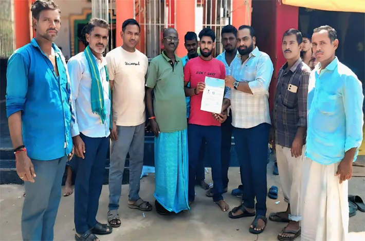 సీఎంఆర్‌ఎఫ్ చెక్కుల పంపిణీ