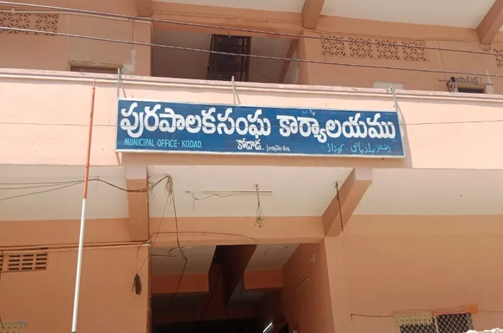 ఒక్కరే అధికారి.. అన్నీ తానై