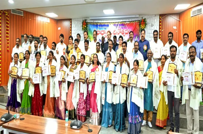 సమాజ నిర్మాణంలో ఉపాధ్యాయుల పాత్ర కీలకం