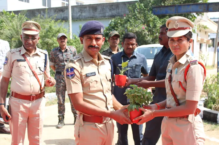 ఫిర్యాదుదారులతో మర్యాదగా వ్యవహరించాలి