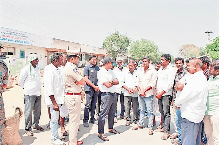 నిజామాబాద్ మార్కెట్ యార్డ్‌ను సందర్శించిన సీపీ సాయి చైతన్య