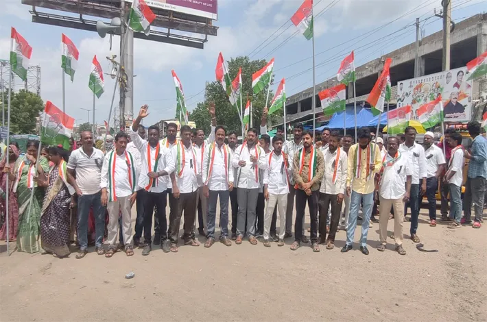 ఎమ్మెల్సీ మధును భర్తరఫ్ చేయాలని కాంగ్రెస్ శ్రేణుల ఆందోళన