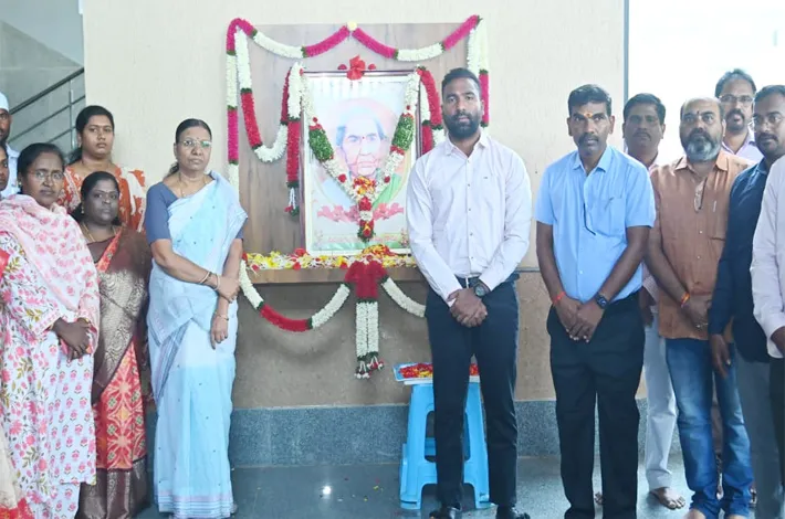 చాకలి ఐలమ్మకు ఘన నివాళులర్పించిన జిల్లా కలెక్టర్ బి.సత్యప్రసాద్